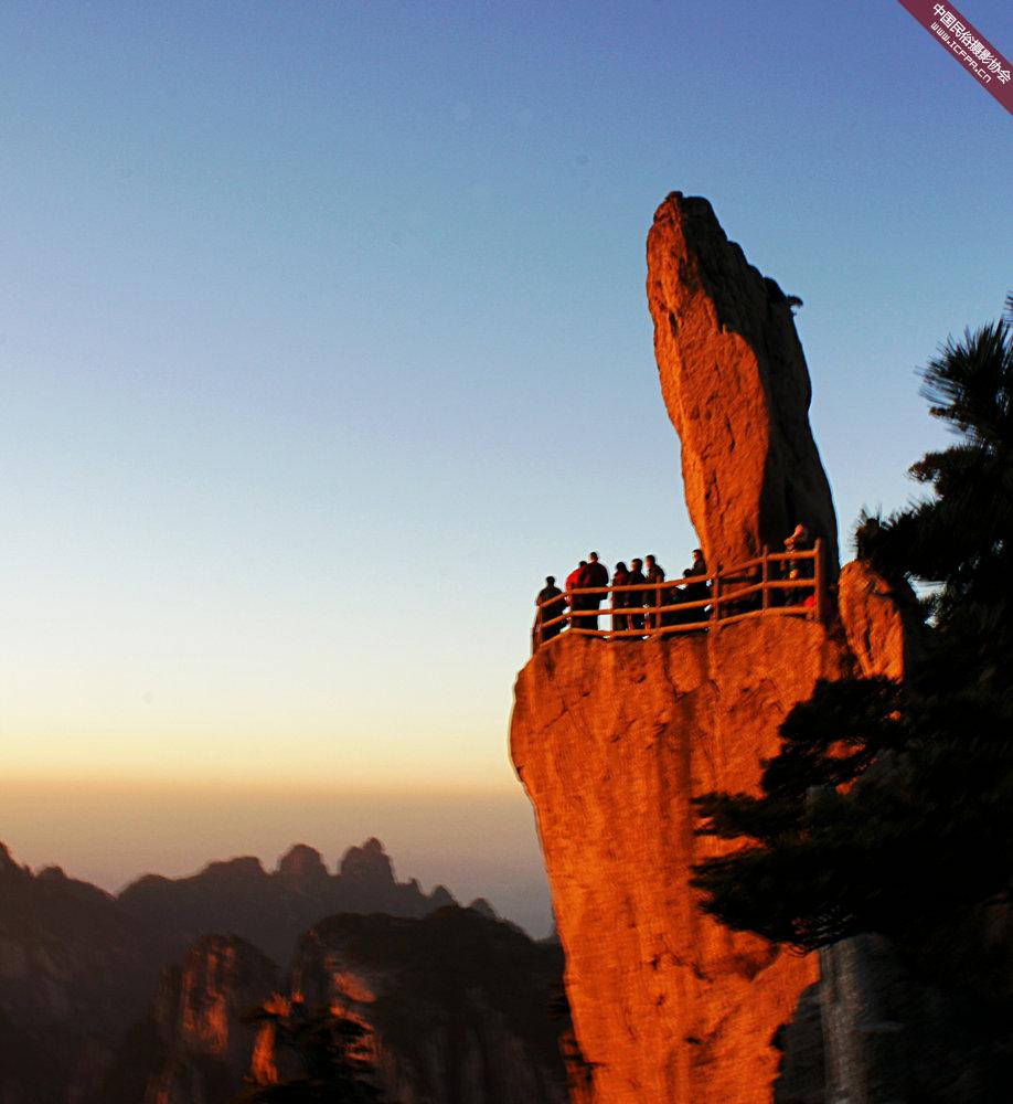 黄山是中国十大风景名胜中唯一的山岳风景区,以奇松,怪石,云海,温泉